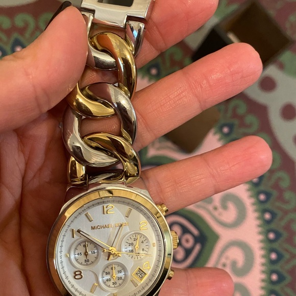 Authentic used women’s michael kors watch - Picture 3 of 6